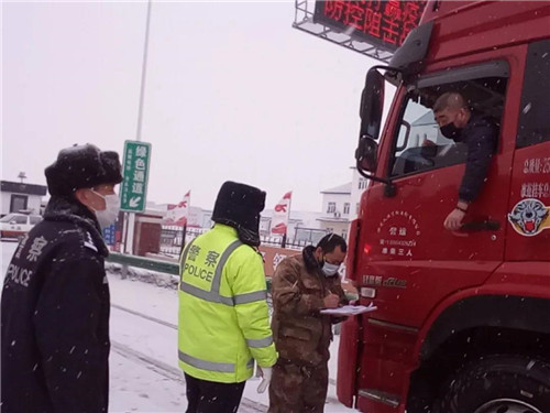 【组图】【黑龙江】【供稿】黑河：寒雪纷飞春料峭 交警奋战保平安