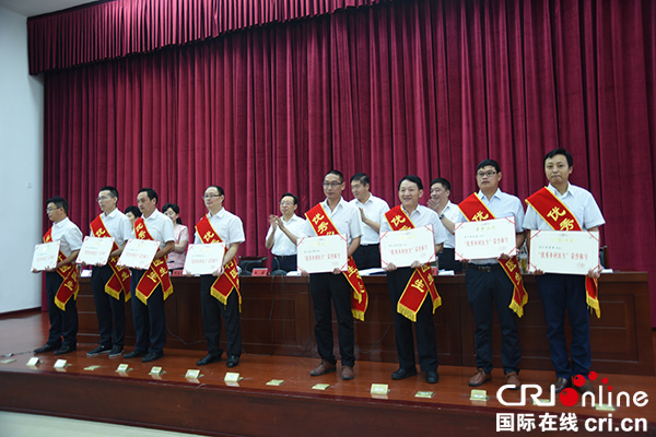 图片默认标题_fororder_为获奖者颁奖（摄影-徐琴）