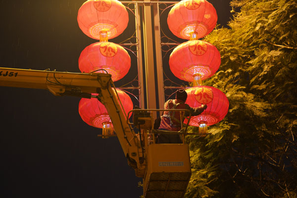 施工人员悬挂红灯笼 供图 成都市城市管理委员会