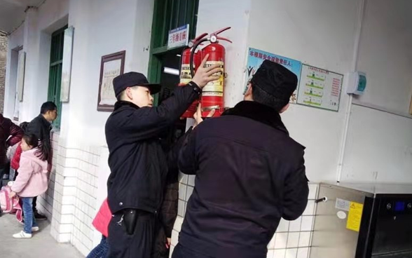 【A】 重庆警方多举措确保师生假期安全