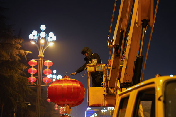 挂红灯迎新春 成都街头年味渐浓_fororder_2