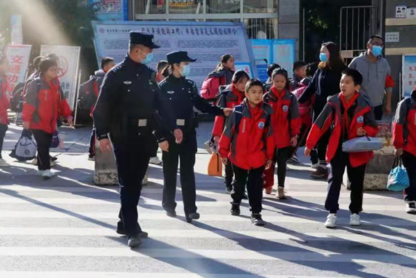 【A】 重庆警方多举措确保师生假期安全