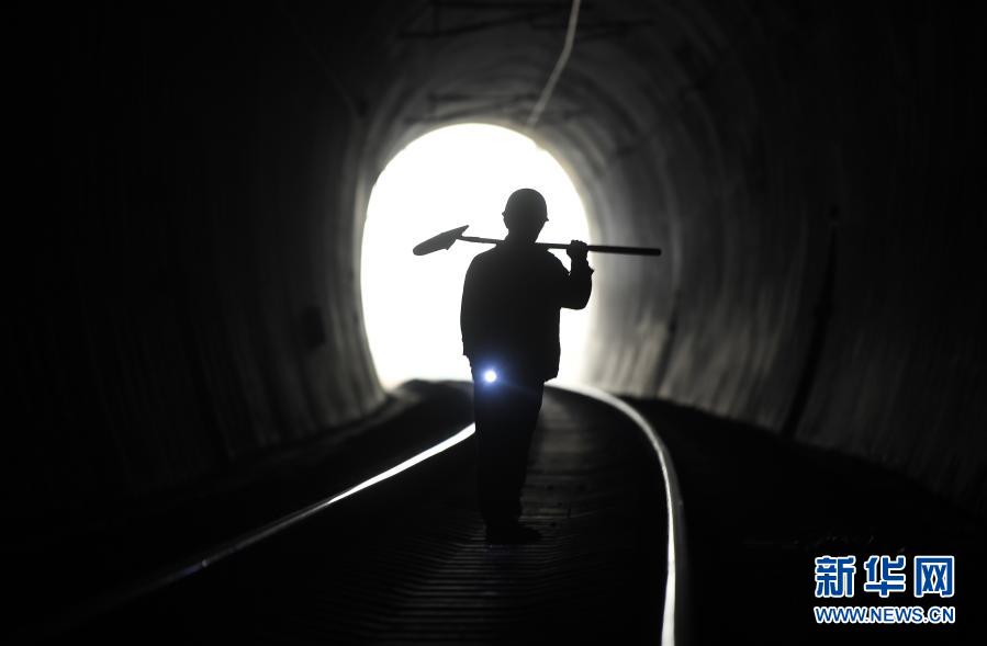广西：穿行黑暗护春运的“守隧人”