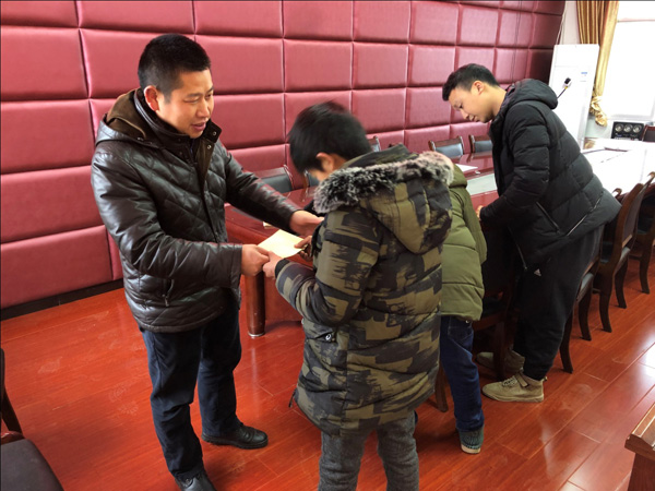 图片默认标题_fororder_发放助学金