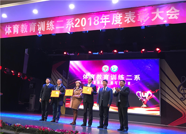 图片默认标题_fororder_王璐老师代表学校上台领奖（左三）（成都西北中学-供图）