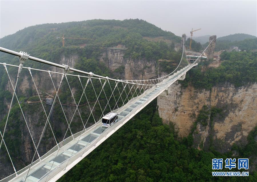 湖南张家界：5.5吨无人驾驶巴士挑战高山峡谷玻璃桥