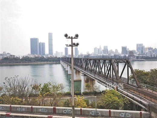 70岁柳江铁桥做“体检”