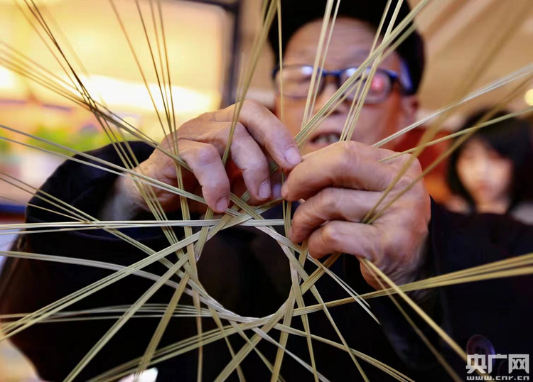 陕西西安:“千灯万愿”迎新春