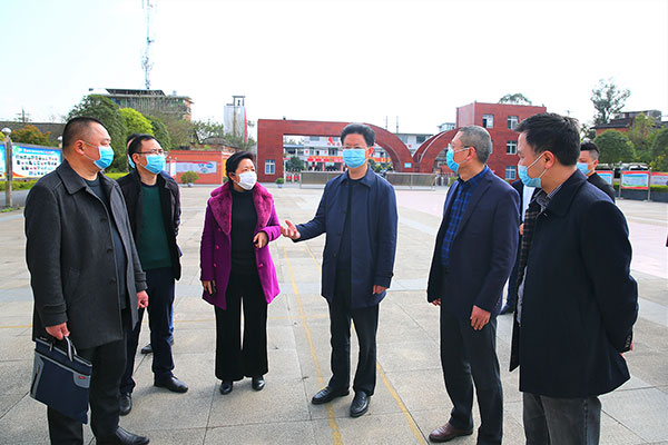 张昭国一行先后深入自贡市外国语学校,自贡市江姐中学调研.