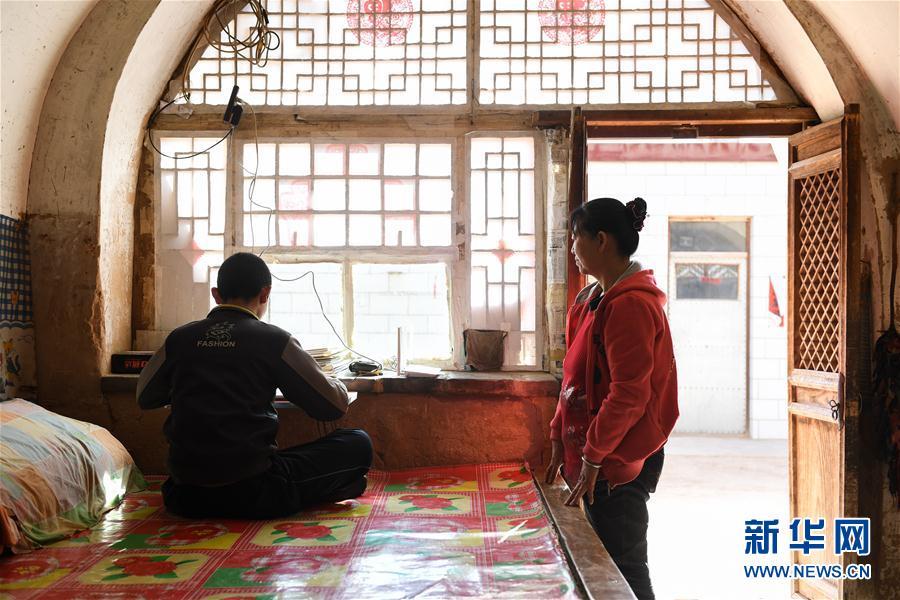 「新华网」内蒙古：窑洞里的网络课