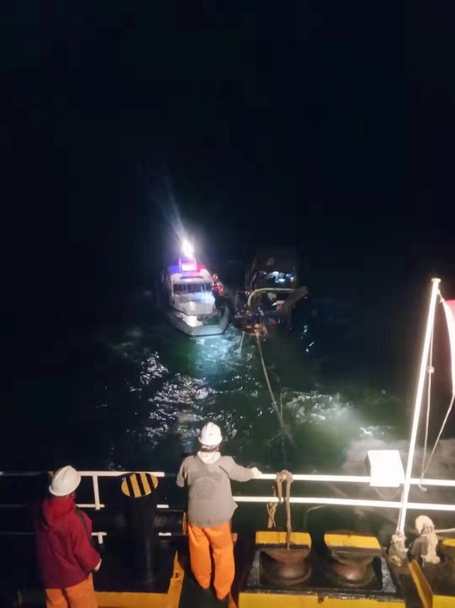 钦州海上搜救中心成功救起4名遇险渔民