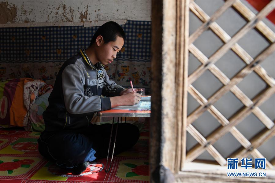 「新华网」内蒙古：窑洞里的网络课