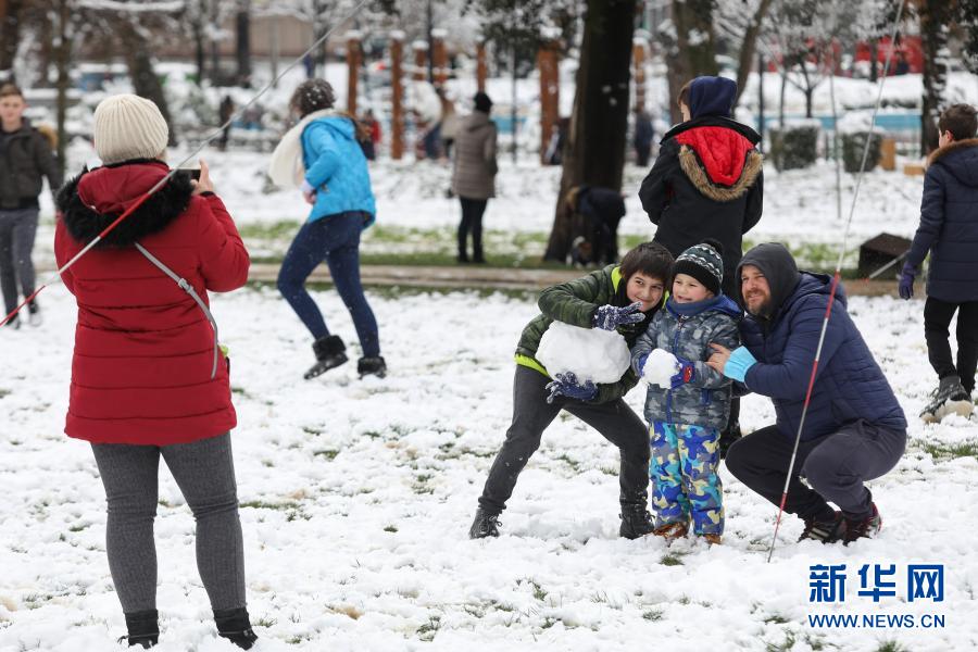 阿尔巴尼亚首都地拉那迎降雪