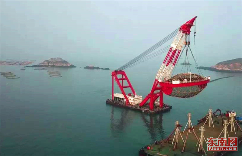 【焦点图】【福州】【移动版】【Chinanews带图】国内首创的“振渔1号”养殖平台在连江下水