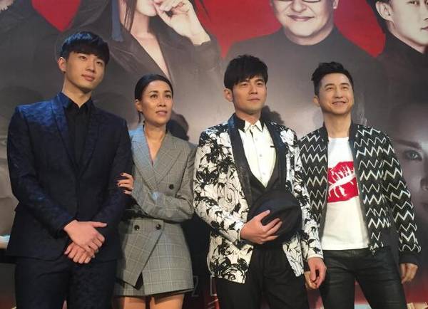 周杰伦抱怨位子被哈林抢走 动作和表情太抢镜