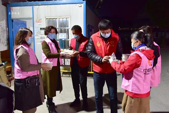 【中国文明网】他们每天都收到不重样的宵夜 背后的故事是这样的