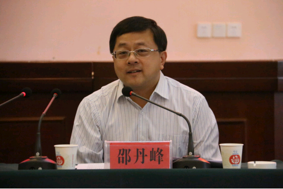 图为团结报社社长邵丹峰先生在会上总结