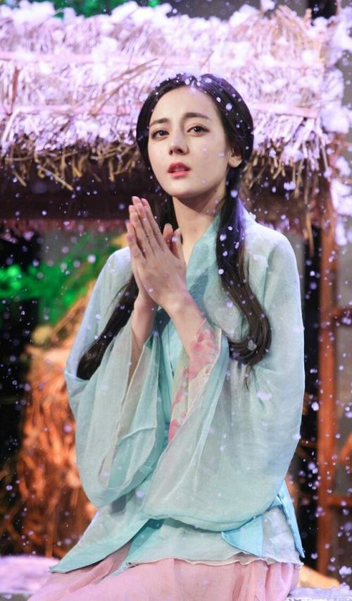 比如于正导演的《美人制造》,在这部电视之中迪丽热巴就是一个打酱油