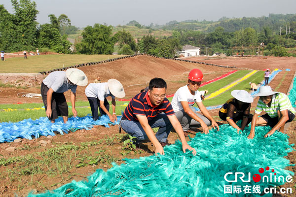 图片默认标题_fororder_肖化建正在检查滑道敷装情况