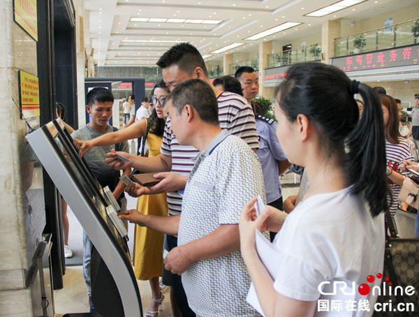 图片默认标题_fororder_市民在车管所业务大厅排队取号