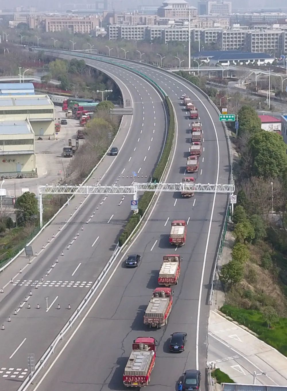 【新华社】武汉市民喜欢吃活鱼，20万斤来了！