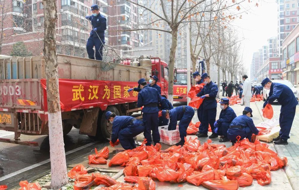 【新华社】武汉市民喜欢吃活鱼，20万斤来了！