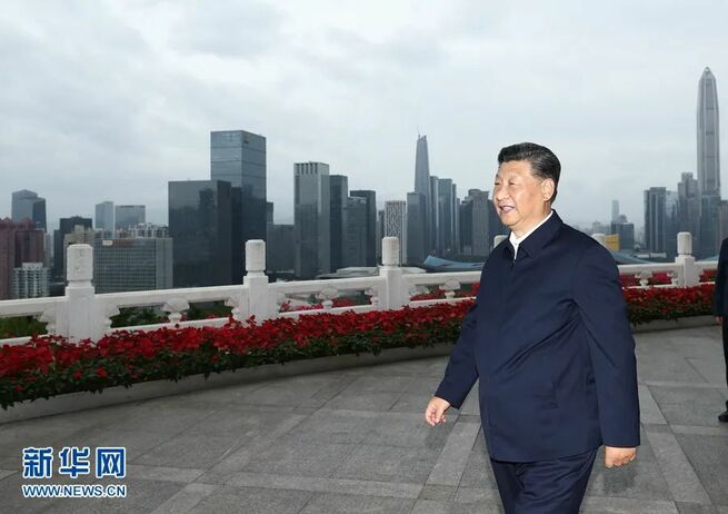 世界とつながる「メイド・イン・チャイナ」_fororder_习近平在莲花山公园远眺特区新貌