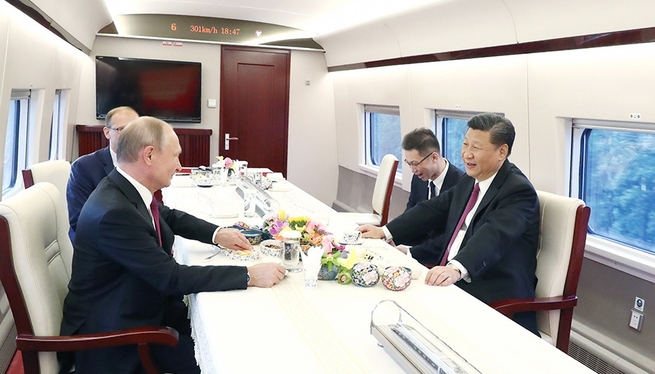 世界とつながる「メイド・イン・チャイナ」_fororder_2018年6月8日，中国国家主席习近平同俄罗斯总统普京共同乘坐高铁“复兴号”前往天津，出席中俄友好交流活动。