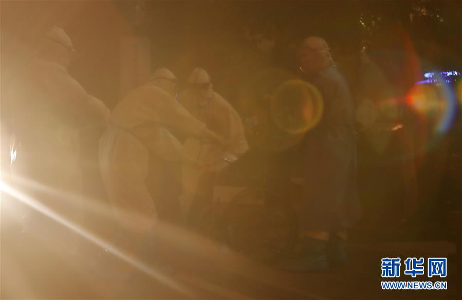 [新华网]战“疫”一线的生命“摆渡人”