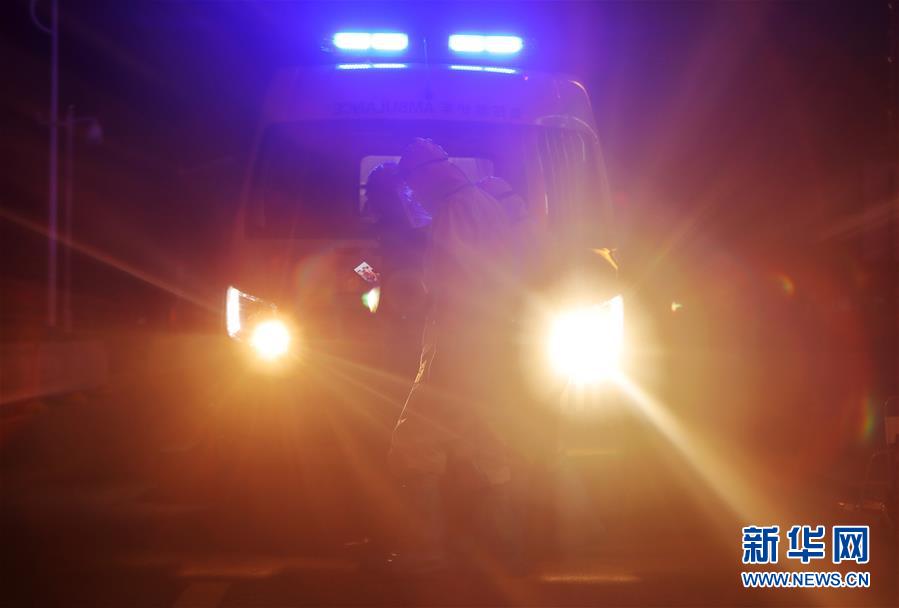 [新华网]战“疫”一线的生命“摆渡人”