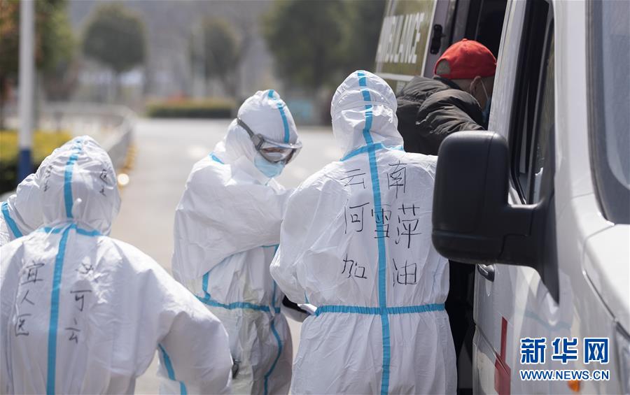 [新华网]战“疫”一线的生命“摆渡人”