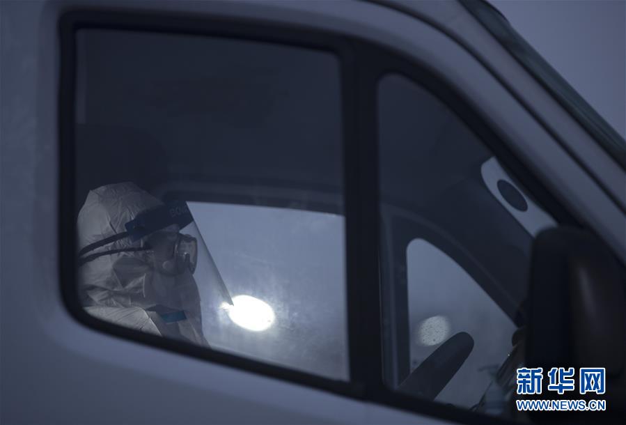 [新华网]战“疫”一线的生命“摆渡人”