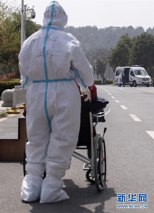 [新华网]战“疫”一线的生命“摆渡人”