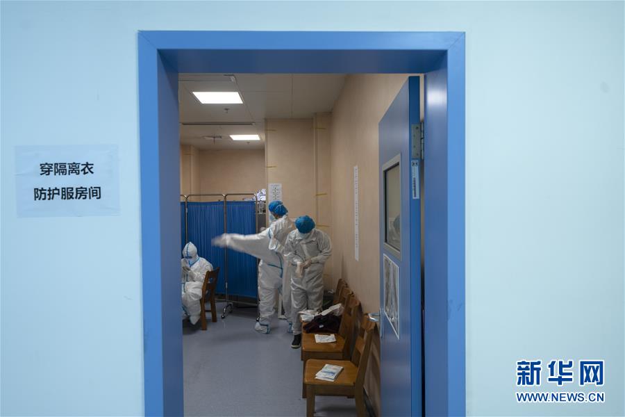 [新华网]战“疫”一线的生命“摆渡人”