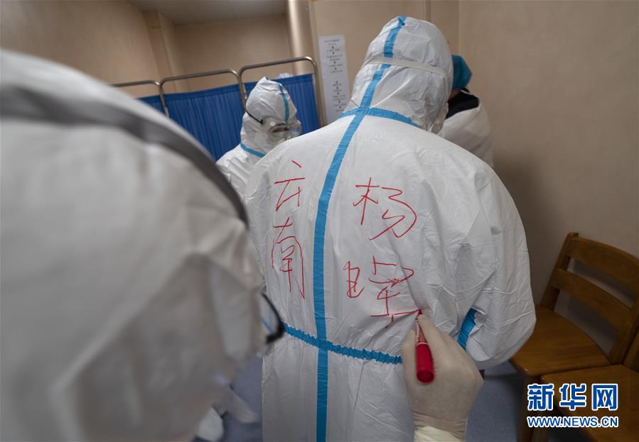 [新华网]战“疫”一线的生命“摆渡人”