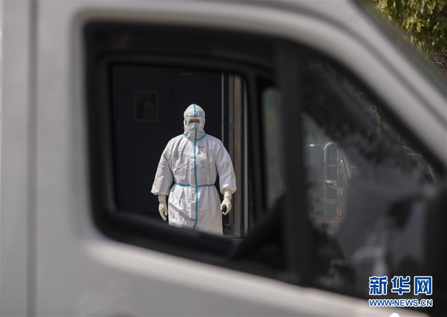 [新华网]战“疫”一线的生命“摆渡人”