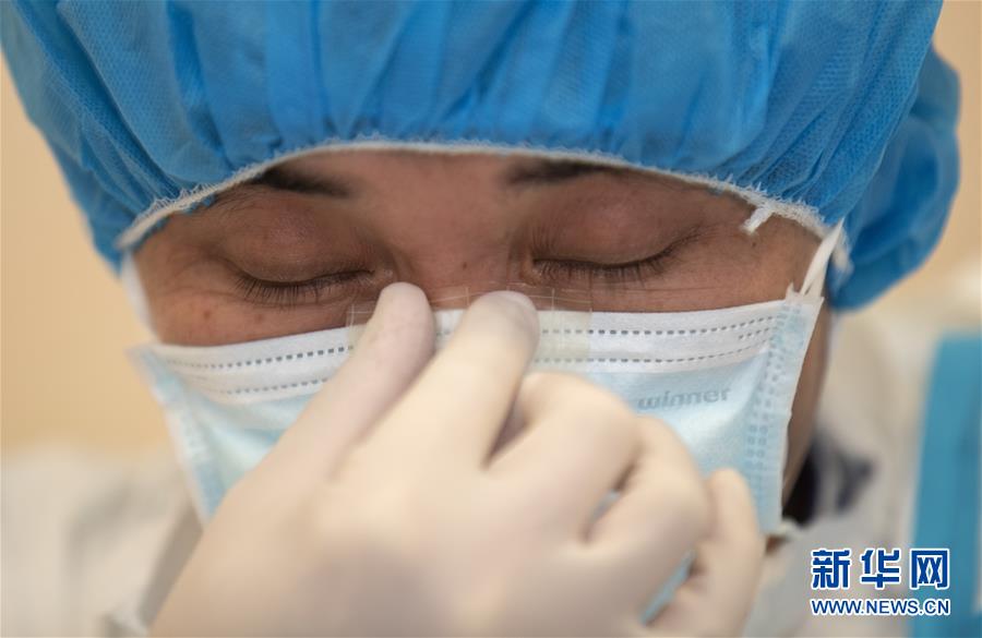 [新华网]战“疫”一线的生命“摆渡人”