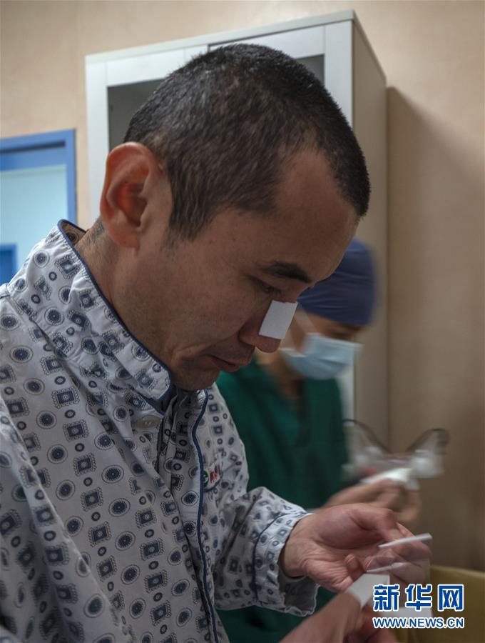 [新华网]战“疫”一线的生命“摆渡人”