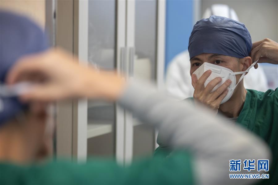 [新华网]战“疫”一线的生命“摆渡人”