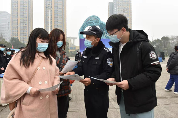 重庆合川区警方举办全民反诈专项行动涉案资金集中返还活动