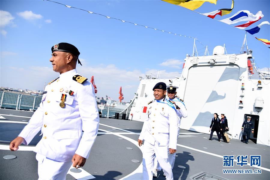 海军代表团登中国舰船参观