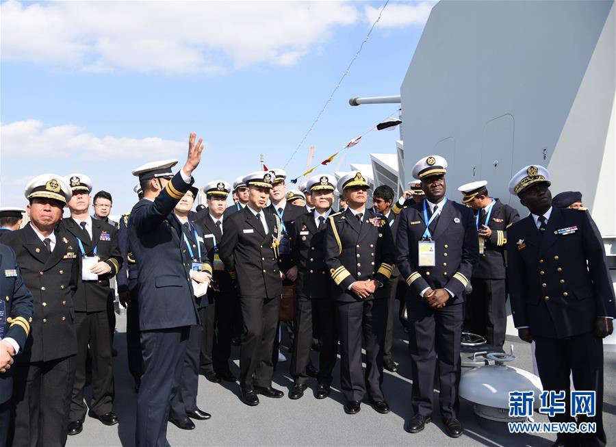 海军代表团登中国舰船参观