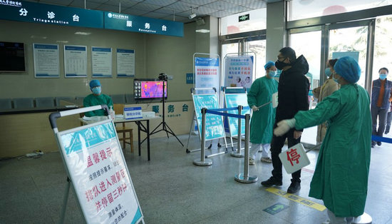 河南大学淮河医院在各院区入口,门诊,住院部设置了预检分诊处