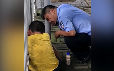 男孩挨训死抱护栏 民警劝慰:妈妈再打你就打110