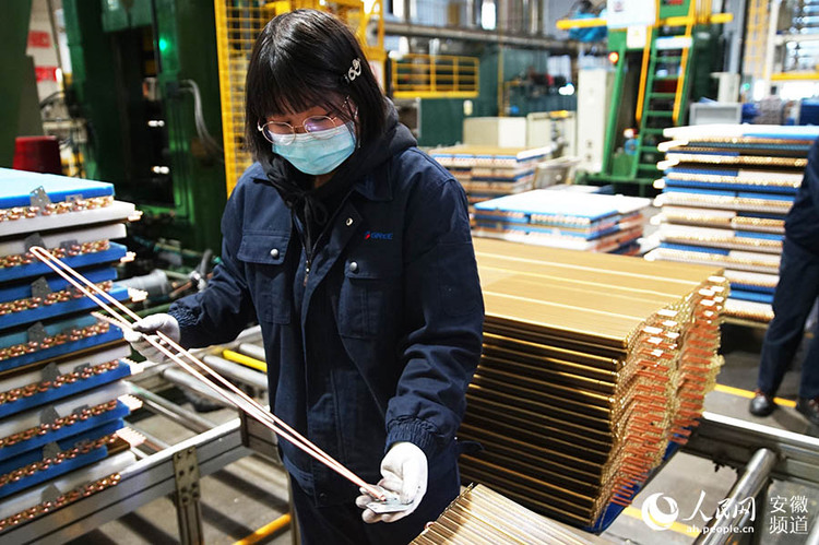 【新春走基层】合肥打工者：过年不回家，工厂也是“家”