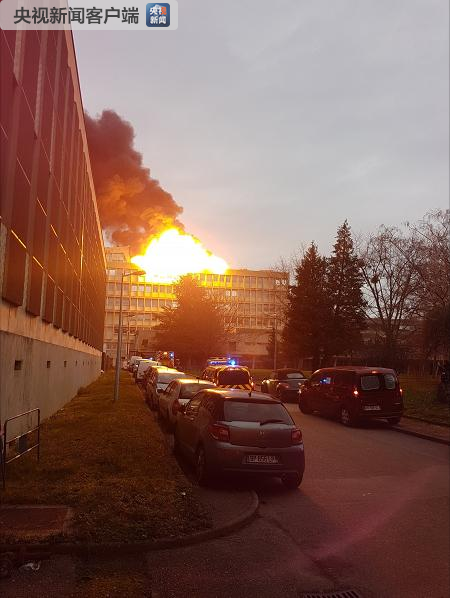 现场：法国里昂第一大学校园发生火灾