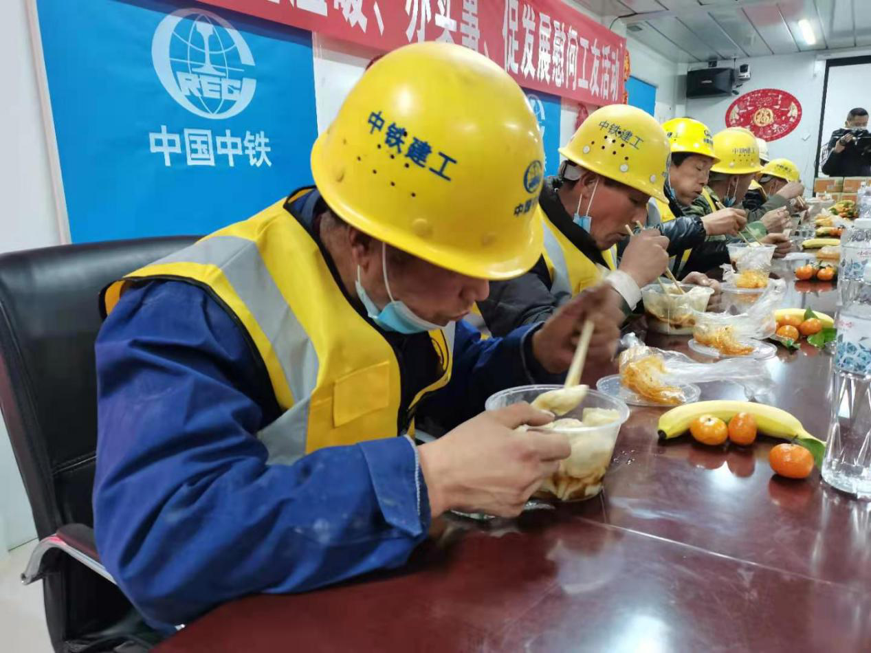 ( 加急 )西安市自强路社区为留陕过年工友送温暖