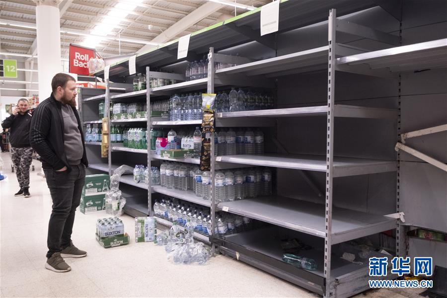[新华网]英国伦敦：超市现抢购潮