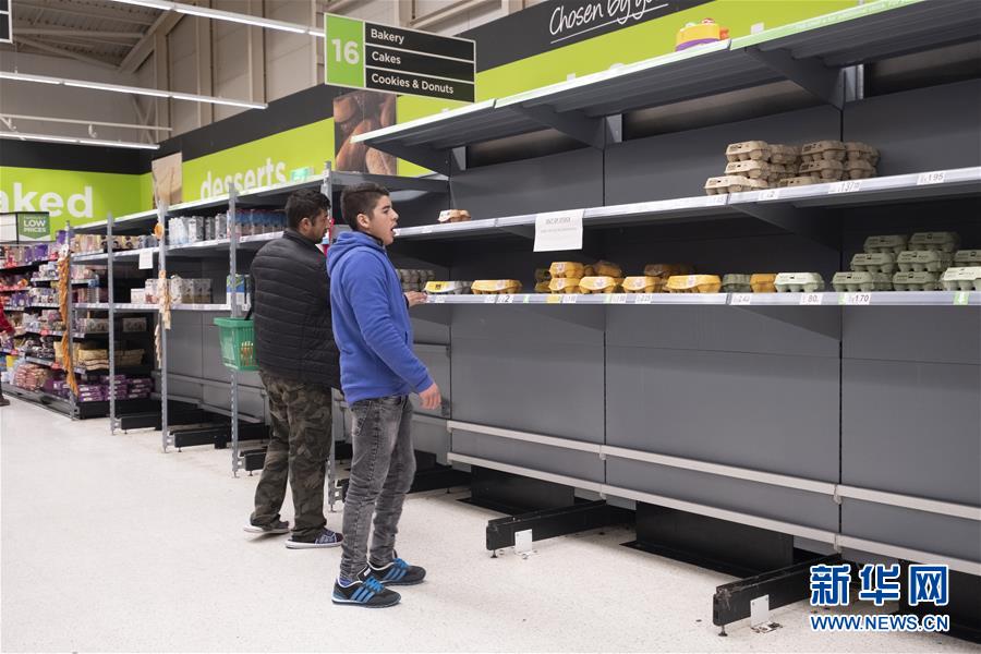 [新华网]英国伦敦：超市现抢购潮
