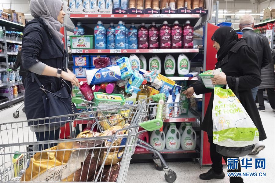 [新华网]英国伦敦：超市现抢购潮
